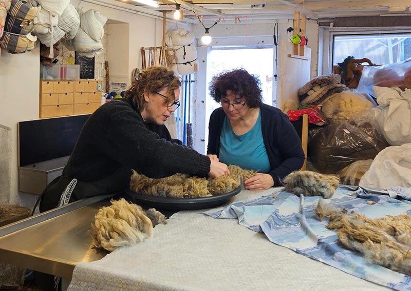 Gutschein – Fellfilzen Workshop: Ein kleines Schafwoll-Sitzfell filzen. Halbtagesworkshop von 14-18 Uhr. Inklusive Verpflegung und sämtliches Material. Keine Vorkenntnisse nötig. Du hast in diesem Workshop Zeit um ein kleines rundes Schafwollfell zu filzen. Passend für Stühle. Ein weiches, flauschiges Fell bereichert jede Seele und verströmt die richtige Portion «Gemütlichkeit» in deinem Zuhause. Gefilzte Felle sind Zeugen vom freien Leben der Schafe, sie sind pur, natürlich und aus 100 % Wolle, ganz ohne Leder. Ich bringe dir Schritt für Schritt bei, wie du ein eigenes, handgefertigtes Schaffell herstellst. Dabei werden wir die geschorene, unbehandelte Rohwolle von glücklichen Schafen mit Wasser und Seife so verarbeiten, dass ihre Felloptik möglichst erhalten bleibt. Die Rückseite darfst du individuell gestalten. Fellfilzen ist ein schmutziger aber sinnlicher Job.