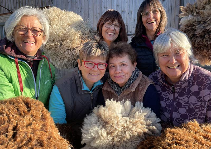 Gutschein – Fellfilzen Workshop: Vier kleine Schafwoll-Sitzfelle filzen. Tagesworkshop von 8-19 Uhr. Inklusive Verpflegung und sämtliches Material. Keine Vorkenntnisse nötig. Du hast in diesem Workshop Zeit um vier kleine runde Schafwollfelle zu filzen. Passend für Stühle. Ein weiches, flauschiges Fell bereichert jede Seele und verströmt die richtige Portion «Gemütlichkeit» in deinem Zuhause. Gefilzte Felle sind Zeugen vom freien Leben der Schafe, sie sind pur, natürlich und aus 100 % Wolle, ganz ohne Leder. Ich bringe dir Schritt für Schritt bei, wie du ein eigenes, handgefertigtes Schaffell herstellst. Dabei werden wir die geschorene, unbehandelte Rohwolle von glücklichen Schafen mit Wasser und Seife so verarbeiten, dass ihre Felloptik möglichst erhalten bleibt. Die Rückseite darfst du individuell gestalten. Fellfilzen ist ein schmutziger aber sinnlicher Job.