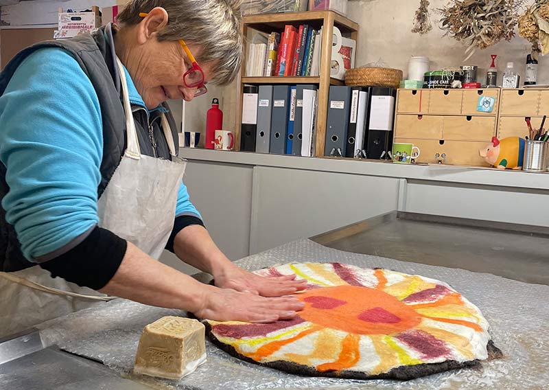 Gutschein – Fellfilzen Workshop: Vier kleine Schafwoll-Sitzfelle filzen. Tagesworkshop von 8-19 Uhr. Inklusive Verpflegung und sämtliches Material. Keine Vorkenntnisse nötig. Du hast in diesem Workshop Zeit um vier kleine runde Schafwollfelle zu filzen. Passend für Stühle. Ein weiches, flauschiges Fell bereichert jede Seele und verströmt die richtige Portion «Gemütlichkeit» in deinem Zuhause. Gefilzte Felle sind Zeugen vom freien Leben der Schafe, sie sind pur, natürlich und aus 100 % Wolle, ganz ohne Leder. Ich bringe dir Schritt für Schritt bei, wie du ein eigenes, handgefertigtes Schaffell herstellst. Dabei werden wir die geschorene, unbehandelte Rohwolle von glücklichen Schafen mit Wasser und Seife so verarbeiten, dass ihre Felloptik möglichst erhalten bleibt. Die Rückseite darfst du individuell gestalten. Fellfilzen ist ein schmutziger aber sinnlicher Job.