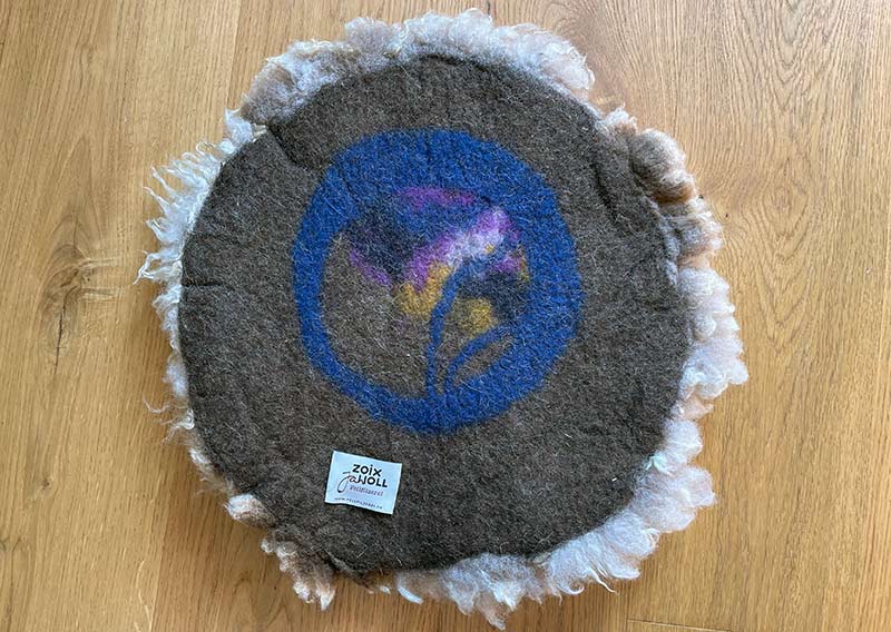 Gutschein – Fellfilzen Workshop: Vier kleine Schafwoll-Sitzfelle filzen. Tagesworkshop von 8-19 Uhr. Inklusive Verpflegung und sämtliches Material. Keine Vorkenntnisse nötig. Du hast in diesem Workshop Zeit um vier kleine runde Schafwollfelle zu filzen. Passend für Stühle. Ein weiches, flauschiges Fell bereichert jede Seele und verströmt die richtige Portion «Gemütlichkeit» in deinem Zuhause. Gefilzte Felle sind Zeugen vom freien Leben der Schafe, sie sind pur, natürlich und aus 100 % Wolle, ganz ohne Leder. Ich bringe dir Schritt für Schritt bei, wie du ein eigenes, handgefertigtes Schaffell herstellst. Dabei werden wir die geschorene, unbehandelte Rohwolle von glücklichen Schafen mit Wasser und Seife so verarbeiten, dass ihre Felloptik möglichst erhalten bleibt. Die Rückseite darfst du individuell gestalten. Fellfilzen ist ein schmutziger aber sinnlicher Job.