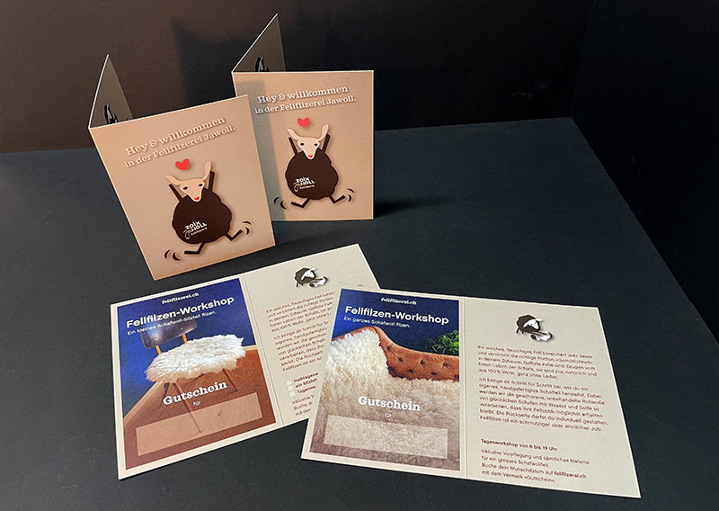 Gutschein – Fellfilzen Workshop: Ein ganzes Schafwollfell filzen. Tagesworkshop von 8-19 Uhr. Inklusive Verpflegung und sämtliches Material. Keine Vorkenntnisse nötig. Du hast in diesem Workshop Zeit um ein grosses Schafwollfell zu filzen (Wolle von einem ganzen Schaf). Ein weiches, flauschiges Fell bereichert jede Seele und verströmt die richtige Portion «Gemütlichkeit» in deinem Zuhause. Gefilzte Felle sind Zeugen vom freien Leben der Schafe, sie sind pur, natürlich und aus 100 % Wolle, ganz ohne Leder. Ich bringe dir Schritt für Schritt bei, wie du ein eigenes, handgefertigtes Schaffell herstellst. Dabei werden wir die geschorene, unbehandelte Rohwolle von glücklichen Schafen mit Wasser und Seife so verarbeiten, dass ihre Felloptik möglichst erhalten bleibt. Die Rückseite darfst du individuell gestalten. Fellfilzen ist ein schmutziger aber sinnlicher Job.