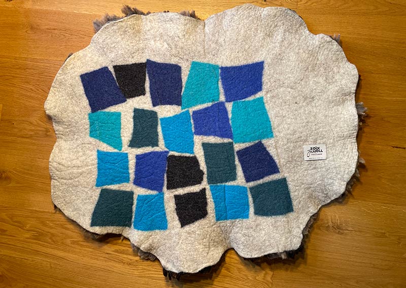 Gutschein – Fellfilzen Workshop: Ein ganzes Schafwollfell filzen. Tagesworkshop von 8-19 Uhr. Inklusive Verpflegung und sämtliches Material. Keine Vorkenntnisse nötig. Du hast in diesem Workshop Zeit um ein grosses Schafwollfell zu filzen (Wolle von einem ganzen Schaf). Ein weiches, flauschiges Fell bereichert jede Seele und verströmt die richtige Portion «Gemütlichkeit» in deinem Zuhause. Gefilzte Felle sind Zeugen vom freien Leben der Schafe, sie sind pur, natürlich und aus 100 % Wolle, ganz ohne Leder. Ich bringe dir Schritt für Schritt bei, wie du ein eigenes, handgefertigtes Schaffell herstellst. Dabei werden wir die geschorene, unbehandelte Rohwolle von glücklichen Schafen mit Wasser und Seife so verarbeiten, dass ihre Felloptik möglichst erhalten bleibt. Die Rückseite darfst du individuell gestalten. Fellfilzen ist ein schmutziger aber sinnlicher Job.