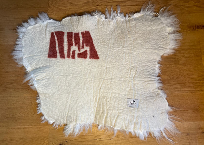 Gutschein – Fellfilzen Workshop: Ein ganzes Schafwollfell filzen. Tagesworkshop von 8-19 Uhr. Inklusive Verpflegung und sämtliches Material. Keine Vorkenntnisse nötig. Du hast in diesem Workshop Zeit um ein grosses Schafwollfell zu filzen (Wolle von einem ganzen Schaf). Ein weiches, flauschiges Fell bereichert jede Seele und verströmt die richtige Portion «Gemütlichkeit» in deinem Zuhause. Gefilzte Felle sind Zeugen vom freien Leben der Schafe, sie sind pur, natürlich und aus 100 % Wolle, ganz ohne Leder. Ich bringe dir Schritt für Schritt bei, wie du ein eigenes, handgefertigtes Schaffell herstellst. Dabei werden wir die geschorene, unbehandelte Rohwolle von glücklichen Schafen mit Wasser und Seife so verarbeiten, dass ihre Felloptik möglichst erhalten bleibt. Die Rückseite darfst du individuell gestalten. Fellfilzen ist ein schmutziger aber sinnlicher Job.