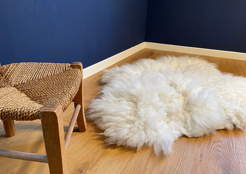 Gutschein – Fellfilzen Workshop: Ein ganzes Schafwollfell filzen. Tagesworkshop von 8-19 Uhr. Inklusive Verpflegung und sämtliches Material. Keine Vorkenntnisse nötig. Du hast in diesem Workshop Zeit um ein grosses Schafwollfell zu filzen (Wolle von einem ganzen Schaf). Ein weiches, flauschiges Fell bereichert jede Seele und verströmt die richtige Portion «Gemütlichkeit» in deinem Zuhause. Gefilzte Felle sind Zeugen vom freien Leben der Schafe, sie sind pur, natürlich und aus 100 % Wolle, ganz ohne Leder. Ich bringe dir Schritt für Schritt bei, wie du ein eigenes, handgefertigtes Schaffell herstellst. Dabei werden wir die geschorene, unbehandelte Rohwolle von glücklichen Schafen mit Wasser und Seife so verarbeiten, dass ihre Felloptik möglichst erhalten bleibt. Die Rückseite darfst du individuell gestalten. Fellfilzen ist ein schmutziger aber sinnlicher Job.