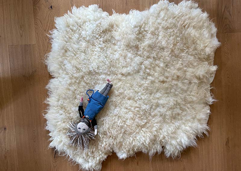 Gutschein – Fellfilzen Workshop: Ein ganzes Schafwollfell filzen. Tagesworkshop von 8-19 Uhr. Inklusive Verpflegung und sämtliches Material. Keine Vorkenntnisse nötig. Du hast in diesem Workshop Zeit um ein grosses Schafwollfell zu filzen (Wolle von einem ganzen Schaf). Ein weiches, flauschiges Fell bereichert jede Seele und verströmt die richtige Portion «Gemütlichkeit» in deinem Zuhause. Gefilzte Felle sind Zeugen vom freien Leben der Schafe, sie sind pur, natürlich und aus 100 % Wolle, ganz ohne Leder. Ich bringe dir Schritt für Schritt bei, wie du ein eigenes, handgefertigtes Schaffell herstellst. Dabei werden wir die geschorene, unbehandelte Rohwolle von glücklichen Schafen mit Wasser und Seife so verarbeiten, dass ihre Felloptik möglichst erhalten bleibt. Die Rückseite darfst du individuell gestalten. Fellfilzen ist ein schmutziger aber sinnlicher Job.