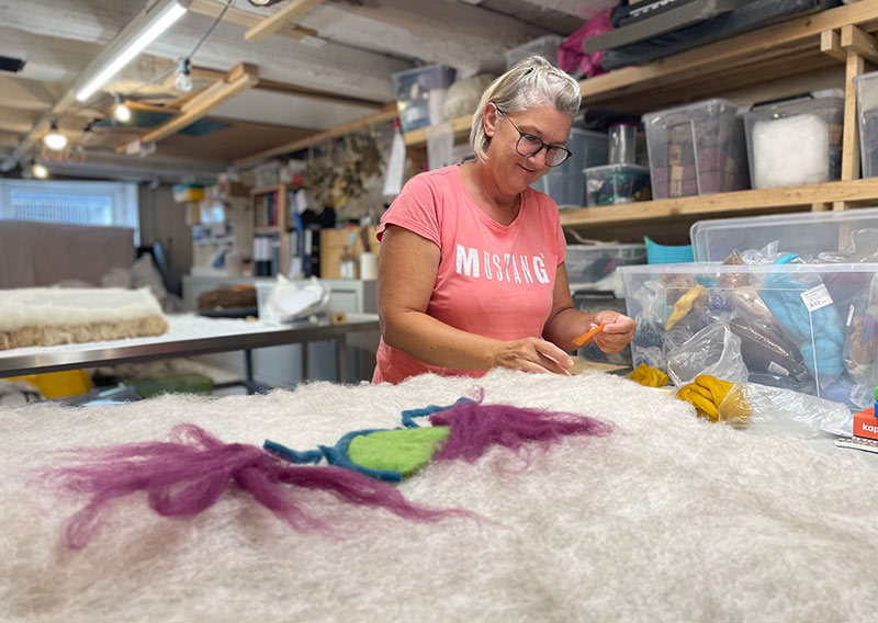 Gutschein – Fellfilzen Workshop: Ein ganzes Schafwollfell filzen. Tagesworkshop von 8-19 Uhr. Inklusive Verpflegung und sämtliches Material. Keine Vorkenntnisse nötig. Du hast in diesem Workshop Zeit um ein grosses Schafwollfell zu filzen (Wolle von einem ganzen Schaf). Ein weiches, flauschiges Fell bereichert jede Seele und verströmt die richtige Portion «Gemütlichkeit» in deinem Zuhause. Gefilzte Felle sind Zeugen vom freien Leben der Schafe, sie sind pur, natürlich und aus 100 % Wolle, ganz ohne Leder. Ich bringe dir Schritt für Schritt bei, wie du ein eigenes, handgefertigtes Schaffell herstellst. Dabei werden wir die geschorene, unbehandelte Rohwolle von glücklichen Schafen mit Wasser und Seife so verarbeiten, dass ihre Felloptik möglichst erhalten bleibt. Die Rückseite darfst du individuell gestalten. Fellfilzen ist ein schmutziger aber sinnlicher Job.