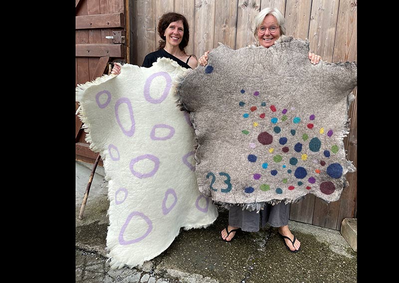 Gutschein – Fellfilzen Workshop: Ein ganzes Schafwollfell filzen. Tagesworkshop von 8-19 Uhr. Inklusive Verpflegung und sämtliches Material. Keine Vorkenntnisse nötig. Du hast in diesem Workshop Zeit um ein grosses Schafwollfell zu filzen (Wolle von einem ganzen Schaf). Ein weiches, flauschiges Fell bereichert jede Seele und verströmt die richtige Portion «Gemütlichkeit» in deinem Zuhause. Gefilzte Felle sind Zeugen vom freien Leben der Schafe, sie sind pur, natürlich und aus 100 % Wolle, ganz ohne Leder. Ich bringe dir Schritt für Schritt bei, wie du ein eigenes, handgefertigtes Schaffell herstellst. Dabei werden wir die geschorene, unbehandelte Rohwolle von glücklichen Schafen mit Wasser und Seife so verarbeiten, dass ihre Felloptik möglichst erhalten bleibt. Die Rückseite darfst du individuell gestalten. Fellfilzen ist ein schmutziger aber sinnlicher Job.