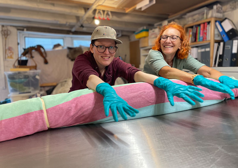 Gutschein – Fellfilzen Workshop: Ein ganzes Schafwollfell filzen. Tagesworkshop von 8-19 Uhr. Inklusive Verpflegung und sämtliches Material. Keine Vorkenntnisse nötig. Du hast in diesem Workshop Zeit um ein grosses Schafwollfell zu filzen (Wolle von einem ganzen Schaf). Ein weiches, flauschiges Fell bereichert jede Seele und verströmt die richtige Portion «Gemütlichkeit» in deinem Zuhause. Gefilzte Felle sind Zeugen vom freien Leben der Schafe, sie sind pur, natürlich und aus 100 % Wolle, ganz ohne Leder. Ich bringe dir Schritt für Schritt bei, wie du ein eigenes, handgefertigtes Schaffell herstellst. Dabei werden wir die geschorene, unbehandelte Rohwolle von glücklichen Schafen mit Wasser und Seife so verarbeiten, dass ihre Felloptik möglichst erhalten bleibt. Die Rückseite darfst du individuell gestalten. Fellfilzen ist ein schmutziger aber sinnlicher Job.