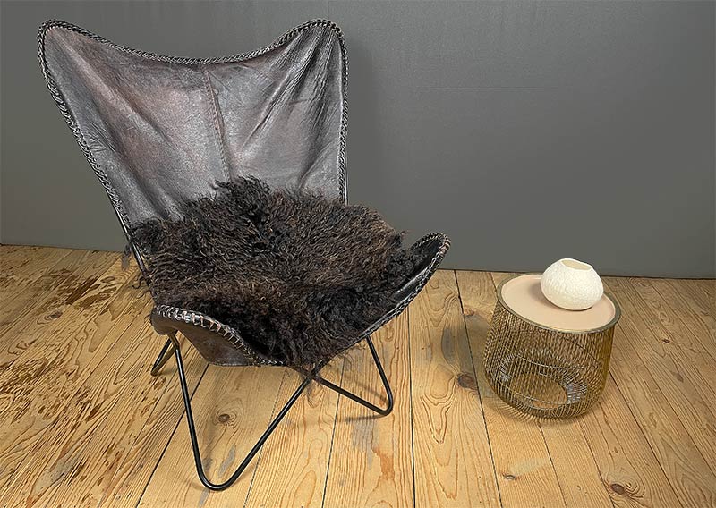 Gefilztes Zackelschaf-Fell – Schwarze Eleganz von der Insel Texel.
Dieses seltene Zackelschaf, ursprünglich eine uralte Rasse aus Ungarn und dem Balkan, lebte auf der windumtosten Insel Texel in den Niederlanden. Sand, Sonne und das raue Meeresklima prägen die Tiere ebenso wie ihre samtweichen, welligen Strähnen – ein unverkennbares Zeichen ihrer Robustheit und Einzigartigkeit.

Dieses kleinere, handgefilzte Fell besticht durch seine tiefschwarze Farbe und die geschmeidige, natürliche Struktur. Perfekt für gemütliche Sitzplätze, zum Kuscheln oder als dekorativer Akzent, der ein Stück Natur in dein Zuhause bringt.

Ein Stück Geschichte, ein Stück Küste, ein Stück handgefertigter Charme – für Liebhaber des Besonderen.