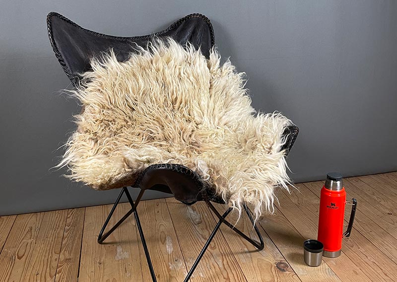 Grosses, rundes Filzfell – Wilde Schönheit aus dem Wallis.
Dieses handgefilzte Unikat (Ø 85 cm) bringt die kraftvolle Eleganz des Walliser Landschafs direkt in dein Zuhause. Die wunderschönen, leicht lockigen Fasern mit einer Länge von 10–17 cm verleihen dem Fell eine wilde, naturbelassene Struktur, die dennoch sanft und harmonisch wirkt – wie gezähmtes Design aus der Natur.

Die warme Caramel-Färbung – oder wie ein cremiger Latte Macchiato – macht es zu einem echten Hingucker. Weich, aber fest gefilzt, ist es perfekt als Bodenfell, für das Sofa oder als gemütliche Ruheoase.

Ein Stück alpiner Natur, das Wärme, Stil und Ursprünglichkeit vereint.