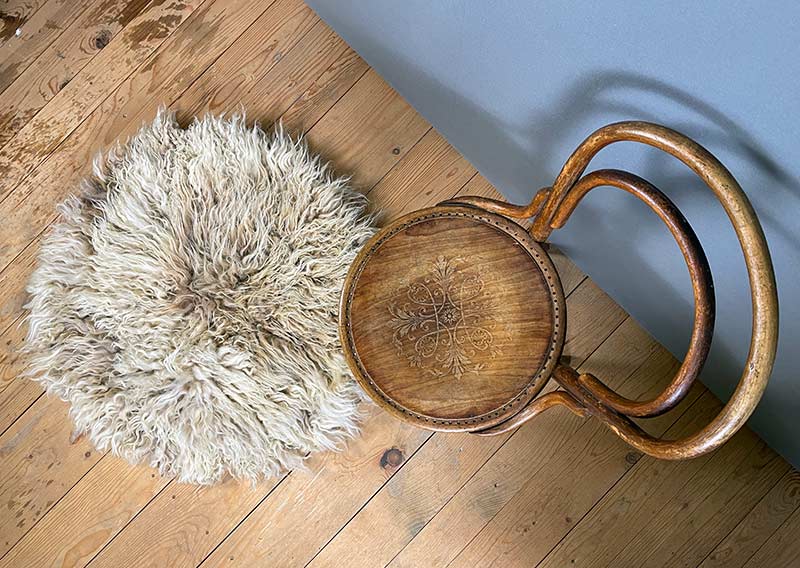 Grosses, rundes Filzfell – Wilde Schönheit aus dem Wallis.
Dieses handgefilzte Unikat (Ø 85 cm) bringt die kraftvolle Eleganz des Walliser Landschafs direkt in dein Zuhause. Die wunderschönen, leicht lockigen Fasern mit einer Länge von 10–17 cm verleihen dem Fell eine wilde, naturbelassene Struktur, die dennoch sanft und harmonisch wirkt – wie gezähmtes Design aus der Natur.

Die warme Caramel-Färbung – oder wie ein cremiger Latte Macchiato – macht es zu einem echten Hingucker. Weich, aber fest gefilzt, ist es perfekt als Bodenfell, für das Sofa oder als gemütliche Ruheoase.

Ein Stück alpiner Natur, das Wärme, Stil und Ursprünglichkeit vereint.