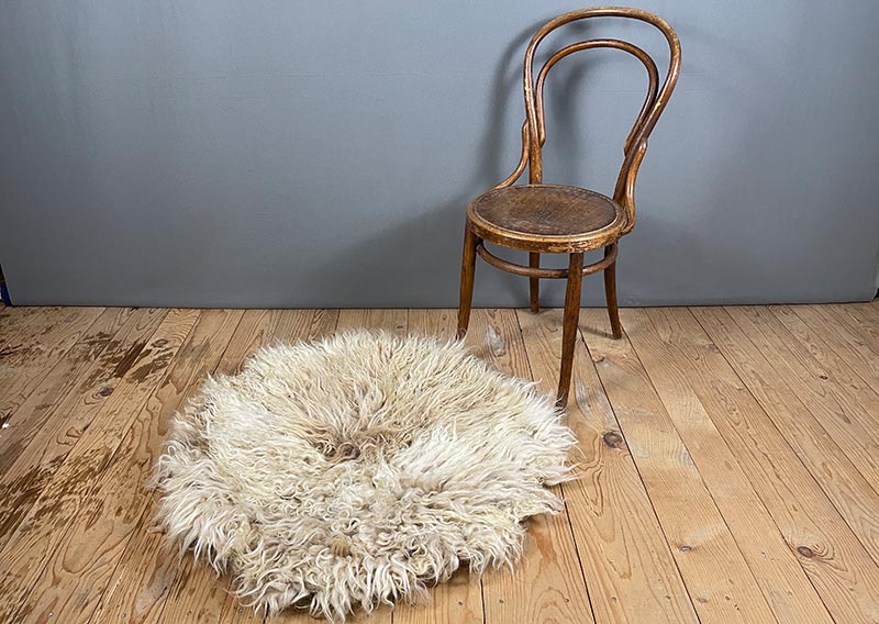 Grosses, rundes Filzfell – Wilde Schönheit aus dem Wallis.
Dieses handgefilzte Unikat (Ø 85 cm) bringt die kraftvolle Eleganz des Walliser Landschafs direkt in dein Zuhause. Die wunderschönen, leicht lockigen Fasern mit einer Länge von 10–17 cm verleihen dem Fell eine wilde, naturbelassene Struktur, die dennoch sanft und harmonisch wirkt – wie gezähmtes Design aus der Natur.

Die warme Caramel-Färbung – oder wie ein cremiger Latte Macchiato – macht es zu einem echten Hingucker. Weich, aber fest gefilzt, ist es perfekt als Bodenfell, für das Sofa oder als gemütliche Ruheoase.

Ein Stück alpiner Natur, das Wärme, Stil und Ursprünglichkeit vereint.