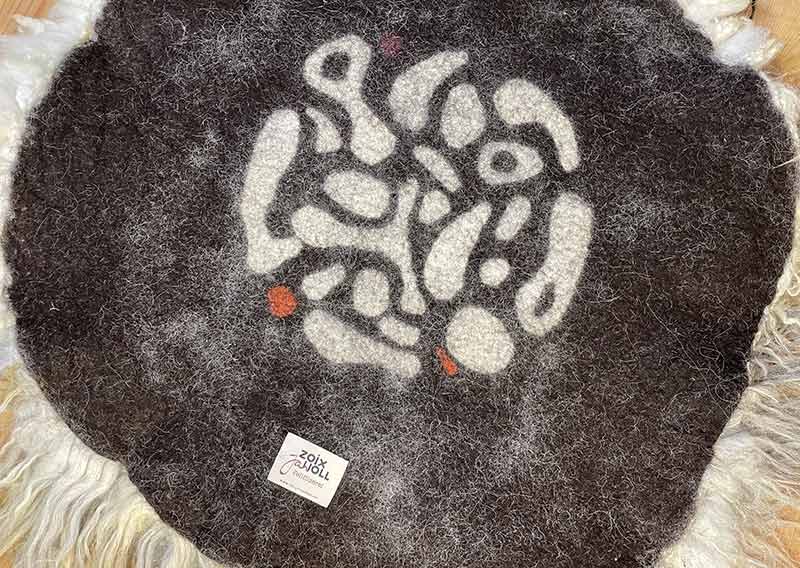 Die Wilde. 
Dieses besondere Filzfell stammt vom Drenthe Heideschaf – ursprünglich, lebendig und zugleich überraschend weich.
An den Rändern habe ich es mit feiner Romneywolle ergänzt – ein harmonisches Zusammenspiel aus Natürlichkeit und Eleganz.

Das Fell begeistert mit seinen langen, leicht gewellten Haaren in Holunderblütenweiss und Nebelgrau, durchzogen von silbrigen Schattierungen, die je nach Licht schimmern.
Ein echtes Liebhaberstück mit charaktervollem Charme – perfekt für die Gartenbank, den Lesesessel oder einfach als Blickfang in deinem Zuhause.

Wichtig zu wissen: Dieses Naturfell ist lebendig in seiner Ausstrahlung – beim Durchkämmen mit den Fingern können einige Haare zurückbleiben. Das macht es umso authentischer und verleiht ihm den Zauber, als hätte man ein kleines Stück Natur bei sich zu Hause.
Optisch bleibt „Die Wilde“ immer in Bestform und wird dich lange begleiten.