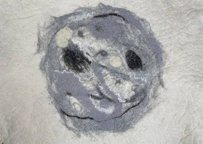 Die Hörnerträgerin.
Hier kommt ein Fell, das dir beim Anblick Gänsehaut zaubern kann – „Die Hörnerträgerin“.
Dieses eindrucksvolle Stück stammt von einem ganzen Zackelschaf – einer uralten, ungarischen Schafrasse mit legendären, korkenzieherförmig gedrehten Hörnern. Eine Erscheinung, die Respekt einflösst – und jetzt als Fell genauso viel Persönlichkeit ausstrahlt wie das Tier selbst.

Die Wolle ist kräftig, wild und ursprünglich – in der Mitte kürzer (rund 10–12 cm), zu den Rändern hin stolz wachsend bis zu 30 cm. Die Farbe: ein natürliches Sonnenwollweiss, das an warmes Licht erinnert – nicht makellos, sondern echt, lebendig und voller Charakter.

Dieses Fell ist kein zartes Kuschelstück – es ist stark, ungezähmt, ein Statement.
Nutze es auf dem Sofa, als Bodenstück, als dramatischen Centerpiece – wo immer du willst, es wird auffallen.
Die robuste Natur des Fells macht es langlebig, und sein wildes Aussehen erzählt von Freiheit, Ursprünglichkeit und vom Zauber der alten Schafrassen.

Mit einem Augenzwinkern: „Der Hörnerträger“ ist sicher kein Fell für Feiglinge – aber für die, die sich trauen, Natur zu wohnen.