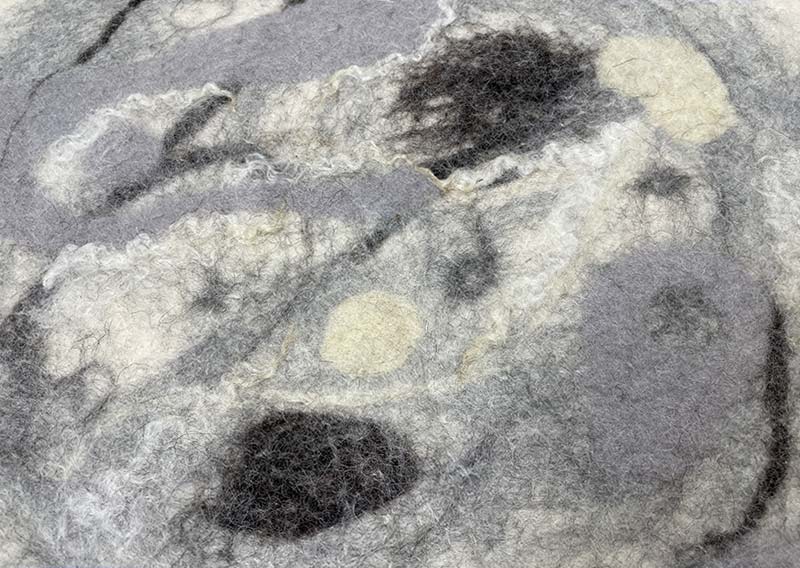 Die Hörnerträgerin.
Hier kommt ein Fell, das dir beim Anblick Gänsehaut zaubern kann – „Die Hörnerträgerin“.
Dieses eindrucksvolle Stück stammt von einem ganzen Zackelschaf – einer uralten, ungarischen Schafrasse mit legendären, korkenzieherförmig gedrehten Hörnern. Eine Erscheinung, die Respekt einflösst – und jetzt als Fell genauso viel Persönlichkeit ausstrahlt wie das Tier selbst.

Die Wolle ist kräftig, wild und ursprünglich – in der Mitte kürzer (rund 10–12 cm), zu den Rändern hin stolz wachsend bis zu 30 cm. Die Farbe: ein natürliches Sonnenwollweiss, das an warmes Licht erinnert – nicht makellos, sondern echt, lebendig und voller Charakter.

Dieses Fell ist kein zartes Kuschelstück – es ist stark, ungezähmt, ein Statement.
Nutze es auf dem Sofa, als Bodenstück, als dramatischen Centerpiece – wo immer du willst, es wird auffallen.
Die robuste Natur des Fells macht es langlebig, und sein wildes Aussehen erzählt von Freiheit, Ursprünglichkeit und vom Zauber der alten Schafrassen.

Mit einem Augenzwinkern: „Der Hörnerträger“ ist sicher kein Fell für Feiglinge – aber für die, die sich trauen, Natur zu wohnen.