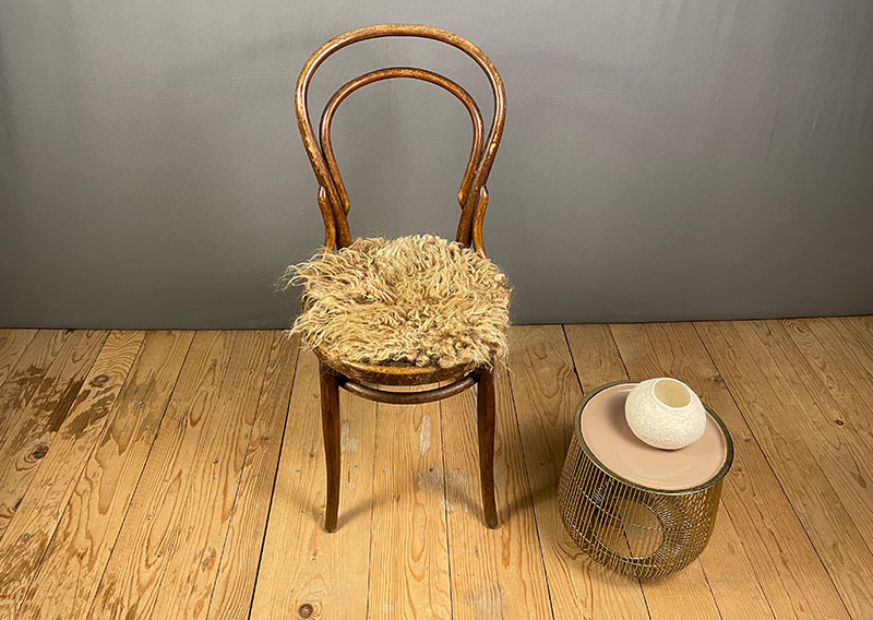 Sitzfell vom Engadiner Schaf – karamellbraun wie gebrannte Mandeln.
Dieses Sitzfell stammt von einem Engadiner Schaf aus dem Kanton Luzern – einer robusten, urtümlichen Rasse mit Geschichte. Ihr dichtes, leicht gelocktes Vlies schimmert in einem warmen Karamellbraun, das mich an gebrannte Mandeln erinnert.

Das Engadiner Schaf gilt als besonders widerstandsfähig und anpassungsfähig, perfekt für das alpine Klima. Seine Wolle ist kräftig, mit Charakter – nicht weich im klassischen Sinn, aber wunderbar authentisch, naturbelassen und voller Leben.

Ein Stück Schweizer Ursprünglichkeit – fürs Sitzen, Spüren und Geniessen.