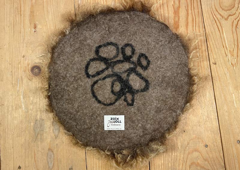 Sitzfell vom Engadiner Schaf – karamellbraun wie gebrannte Mandeln.
Dieses Sitzfell stammt von einem Engadiner Schaf aus dem Kanton Luzern – einer robusten, urtümlichen Rasse mit Geschichte. Ihr dichtes, leicht gelocktes Vlies schimmert in einem warmen Karamellbraun, das mich an gebrannte Mandeln erinnert.

Das Engadiner Schaf gilt als besonders widerstandsfähig und anpassungsfähig, perfekt für das alpine Klima. Seine Wolle ist kräftig, mit Charakter – nicht weich im klassischen Sinn, aber wunderbar authentisch, naturbelassen und voller Leben.

Ein Stück Schweizer Ursprünglichkeit – fürs Sitzen, Spüren und Geniessen.