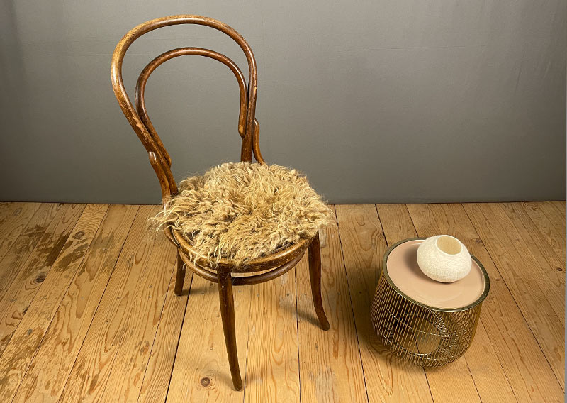 Sitzfell vom Engadiner Schaf – karamellbraun wie gebrannte Mandeln.
Dieses Sitzfell stammt von einem Engadiner Schaf aus dem Kanton Luzern – einer robusten, urtümlichen Rasse mit Geschichte. Ihr dichtes, leicht gelocktes Vlies schimmert in einem warmen Karamellbraun, das mich an gebrannte Mandeln erinnert.

Das Engadiner Schaf gilt als besonders widerstandsfähig und anpassungsfähig, perfekt für das alpine Klima. Seine Wolle ist kräftig, mit Charakter – nicht weich im klassischen Sinn, aber wunderbar authentisch, naturbelassen und voller Leben.

Ein Stück Schweizer Ursprünglichkeit – fürs Sitzen, Spüren und Geniessen.