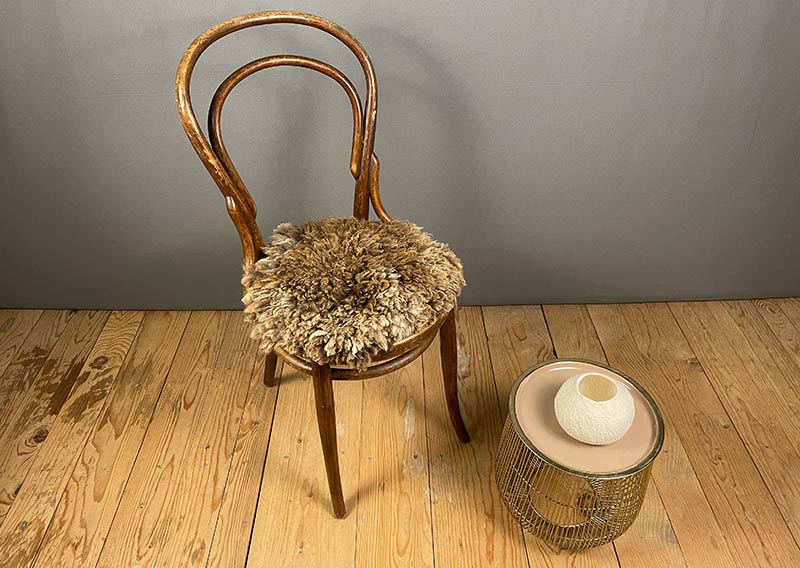 Sitzfell vom Bergschaf – Schokomelange mit Herz.
Dieses Sitzfell stammt von einem Bergschaf aus Graubünden – ein kuschliges Stück Natur in Schokoladenbraun mit zarten Sahnetupfen. Die feine Melierung erinnert an eine Tasse heisse Schokolade mit Rahmhaube – einfach zum Reinsetzen schön.

Die Wolle ist weich, dicht und herrlich knuffig, ideal zum gemütlichen Sitzen und Verweilen. Auf der Rückseite ist ein Herz eingefilzt – als kleiner Gruss von der Fellfilzerei und vielleicht auch ein bisschen als Liebeserklärung an das Schaf.