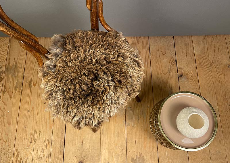 Sitzfell vom Bergschaf – Schokomelange mit Herz.
Dieses Sitzfell stammt von einem Bergschaf aus Graubünden – ein kuschliges Stück Natur in Schokoladenbraun mit zarten Sahnetupfen. Die feine Melierung erinnert an eine Tasse heisse Schokolade mit Rahmhaube – einfach zum Reinsetzen schön.

Die Wolle ist weich, dicht und herrlich knuffig, ideal zum gemütlichen Sitzen und Verweilen. Auf der Rückseite ist ein Herz eingefilzt – als kleiner Gruss von der Fellfilzerei und vielleicht auch ein bisschen als Liebeserklärung an das Schaf.