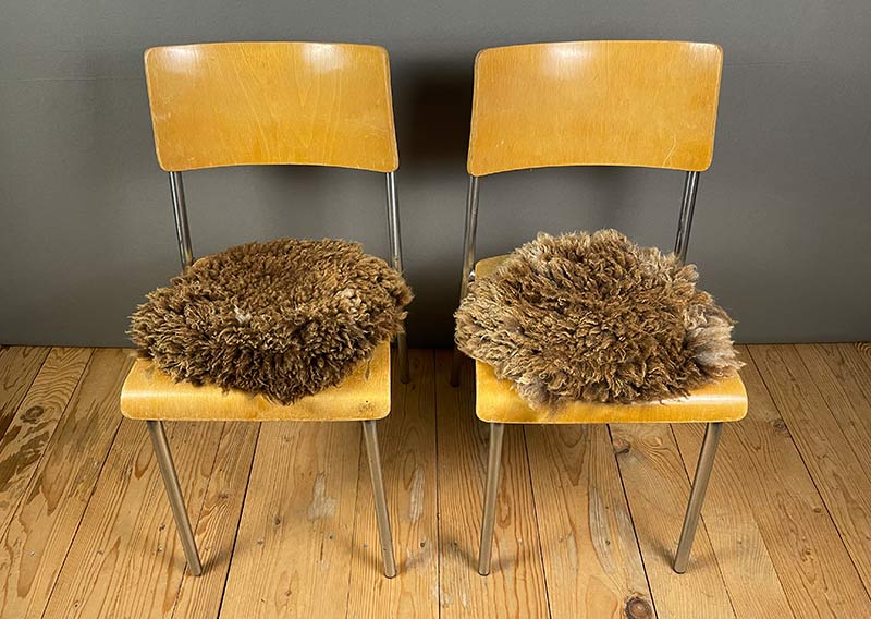 Sitzfell vom Bergschaf – Schokomelange mit Herz.
Dieses Sitzfell stammt von einem Bergschaf aus Graubünden – ein kuschliges Stück Natur in Schokoladenbraun mit zarten Sahnetupfen. Die feine Melierung erinnert an eine Tasse heisse Schokolade mit Rahmhaube – einfach zum Reinsetzen schön.

Die Wolle ist weich, dicht und herrlich knuffig, ideal zum gemütlichen Sitzen und Verweilen. Auf der Rückseite ist ein Herz eingefilzt – als kleiner Gruss von der Fellfilzerei und vielleicht auch ein bisschen als Liebeserklärung an das Schaf.