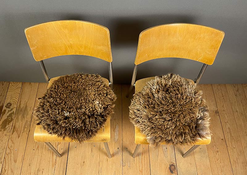 Sitzfell vom Bergschaf – Schokomelange mit Herz.
Dieses Sitzfell stammt von einem Bergschaf aus Graubünden – ein kuschliges Stück Natur in Schokoladenbraun mit zarten Sahnetupfen. Die feine Melierung erinnert an eine Tasse heisse Schokolade mit Rahmhaube – einfach zum Reinsetzen schön.

Die Wolle ist weich, dicht und herrlich knuffig, ideal zum gemütlichen Sitzen und Verweilen. Auf der Rückseite ist ein Herz eingefilzt – als kleiner Gruss von der Fellfilzerei und vielleicht auch ein bisschen als Liebeserklärung an das Schaf.