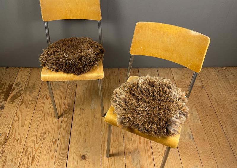 Sitzfell vom Bergschaf – Schokomelange mit Herz.
Dieses Sitzfell stammt von einem Bergschaf aus Graubünden – ein kuschliges Stück Natur in Schokoladenbraun mit zarten Sahnetupfen. Die feine Melierung erinnert an eine Tasse heisse Schokolade mit Rahmhaube – einfach zum Reinsetzen schön.

Die Wolle ist weich, dicht und herrlich knuffig, ideal zum gemütlichen Sitzen und Verweilen. Auf der Rückseite ist ein Herz eingefilzt – als kleiner Gruss von der Fellfilzerei und vielleicht auch ein bisschen als Liebeserklärung an das Schaf.