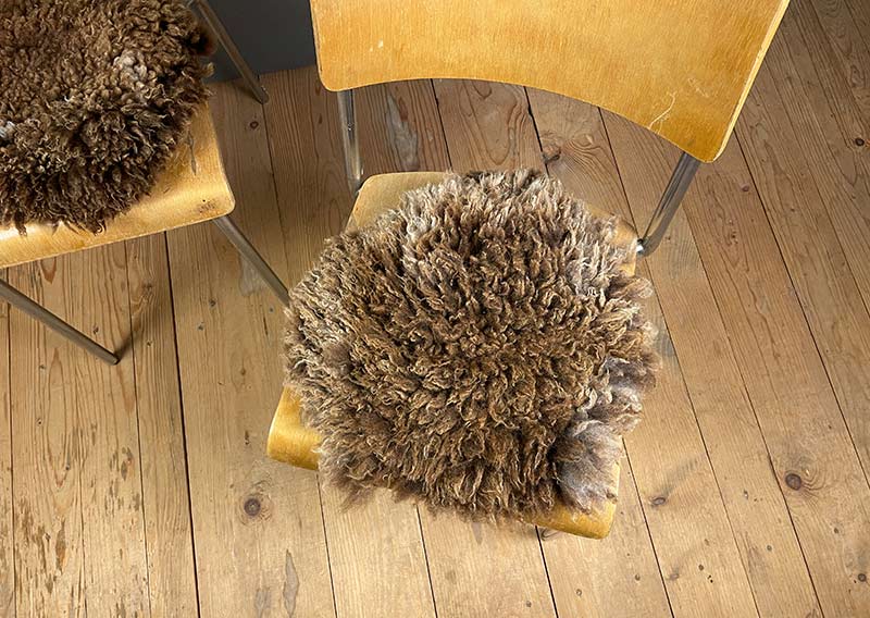 Sitzfell vom Bergschaf – Schokomelange mit Herz.
Dieses Sitzfell stammt von einem Bergschaf aus Graubünden – ein kuschliges Stück Natur in Schokoladenbraun mit zarten Sahnetupfen. Die feine Melierung erinnert an eine Tasse heisse Schokolade mit Rahmhaube – einfach zum Reinsetzen schön.

Die Wolle ist weich, dicht und herrlich knuffig, ideal zum gemütlichen Sitzen und Verweilen. Auf der Rückseite ist ein Herz eingefilzt – als kleiner Gruss von der Fellfilzerei und vielleicht auch ein bisschen als Liebeserklärung an das Schaf.