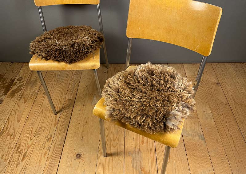 Sitzfell vom Bergschaf – Schokomelange mit Herz.
Dieses Sitzfell stammt von einem Bergschaf aus Graubünden – ein kuschliges Stück Natur in Schokoladenbraun mit zarten Sahnetupfen. Die feine Melierung erinnert an eine Tasse heisse Schokolade mit Rahmhaube – einfach zum Reinsetzen schön.

Die Wolle ist weich, dicht und herrlich knuffig, ideal zum gemütlichen Sitzen und Verweilen. Auf der Rückseite ist ein Herz eingefilzt – als kleiner Gruss von der Fellfilzerei und vielleicht auch ein bisschen als Liebeserklärung an das Schaf.