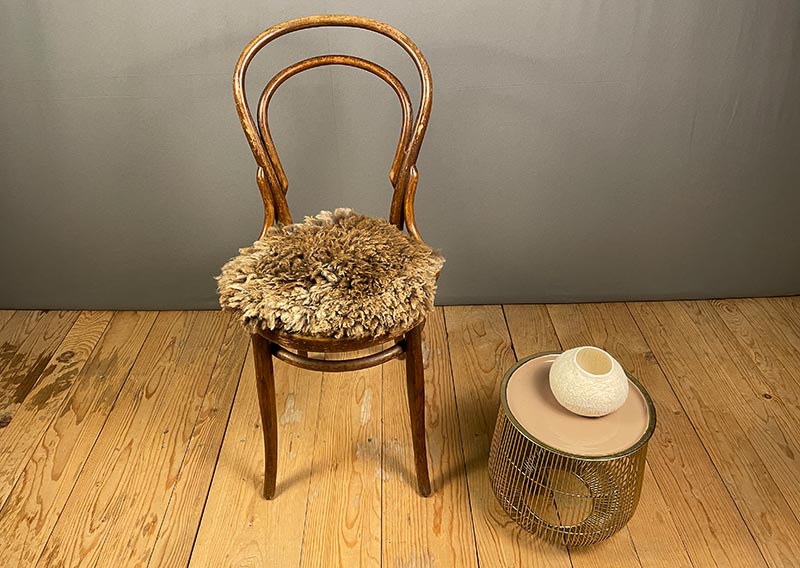 Sitzfell vom Bergschaf – Schokomelange mit Herz.
Dieses Sitzfell stammt von einem Bergschaf aus Graubünden – ein kuschliges Stück Natur in Schokoladenbraun mit zarten Sahnetupfen. Die feine Melierung erinnert an eine Tasse heisse Schokolade mit Rahmhaube – einfach zum Reinsetzen schön.

Die Wolle ist weich, dicht und herrlich knuffig, ideal zum gemütlichen Sitzen und Verweilen. Auf der Rückseite ist ein Herz eingefilzt – als kleiner Gruss von der Fellfilzerei und vielleicht auch ein bisschen als Liebeserklärung an das Schaf.