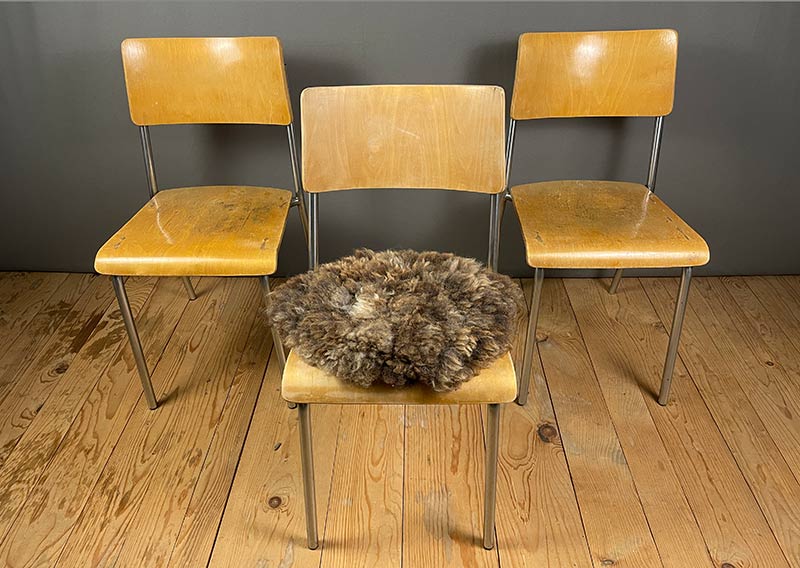 Sitzfell vom Texelschaf – Schokoladenmelange modern.
Dieses Sitzfell stammt von einem blauen Texelschaf von der Insel Texel – ein kompaktes, knuffiges Stück Natur in Schokoladenbraun mit hellen Einsprengseln, ein bisschen wie Schokolade mit einem Hauch Milch. Ein kühles, modernes Braun, das sich mühelos in jede Umgebung einfügt.

Die Wolle ist kräftig, dicht und komfortabel, ideal, um sich darauf niederzulassen, die Seele baumeln zu lassen und einfach den Moment zu geniessen.

Das Texelschaf stammt aus den Niederlanden von der Insel Texel und ist bekannt für seine Vielseitigkeit, Robustheit und sanfte Art. Es liefert Wolle, Fleisch und Ruhepol zugleich – ein echtes Allround-Talent unter den Schafen.

Ein Sitzfell mit Charakter – charmant, ehrlich und jawoll, genau so wie ein Texelschaf es liebt.