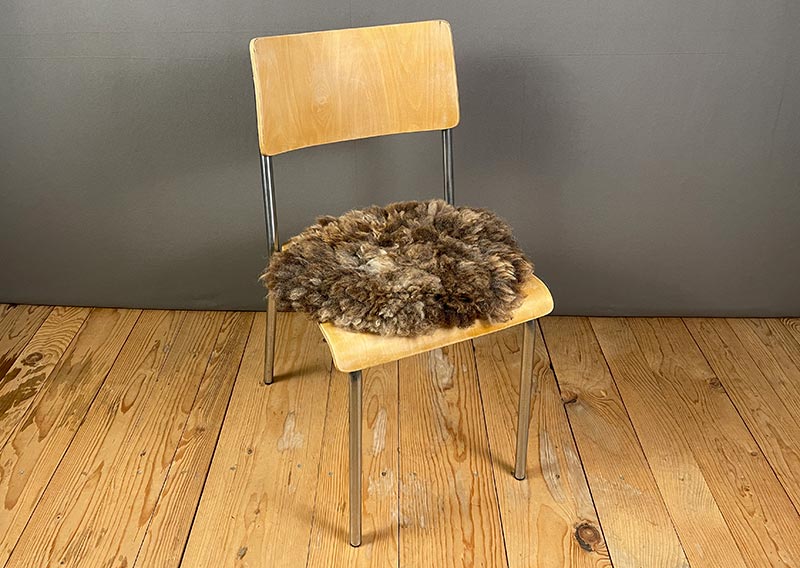 Sitzfell vom Texelschaf – Schokoladenmelange modern.
Dieses Sitzfell stammt von einem blauen Texelschaf von der Insel Texel – ein kompaktes, knuffiges Stück Natur in Schokoladenbraun mit hellen Einsprengseln, ein bisschen wie Schokolade mit einem Hauch Milch. Ein kühles, modernes Braun, das sich mühelos in jede Umgebung einfügt.

Die Wolle ist kräftig, dicht und komfortabel, ideal, um sich darauf niederzulassen, die Seele baumeln zu lassen und einfach den Moment zu geniessen.

Das Texelschaf stammt aus den Niederlanden von der Insel Texel und ist bekannt für seine Vielseitigkeit, Robustheit und sanfte Art. Es liefert Wolle, Fleisch und Ruhepol zugleich – ein echtes Allround-Talent unter den Schafen.

Ein Sitzfell mit Charakter – charmant, ehrlich und jawoll, genau so wie ein Texelschaf es liebt.