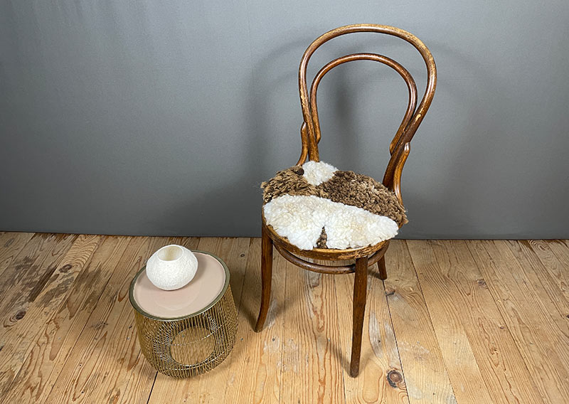 Zwei Schafe. Eine Herde. Ein kleines Wunder aus Graubünden.
Dieses runde, knuffige Sitzfell vereint die warme, braune Wolle eines Bergschafes mit der hellen, sanften Faser eines Spiegelschafes. Gemeinsam erzählen sie ihre Geschichte – von frischer Bündner Bergluft, von Weite, von Zusammenhalt.
Das gefleckte Spiel aus Hell und Braun wirkt wie von der Natur selbst gemalt. Und so fühlt es sich auch an: weich, einladend, herrlich komfortabel. Ein Platz zum Niederlassen. Zum Ankommen. Zum Bleiben.
Ein echtes Stück Herde – für dein Zuhause. Jawoll.