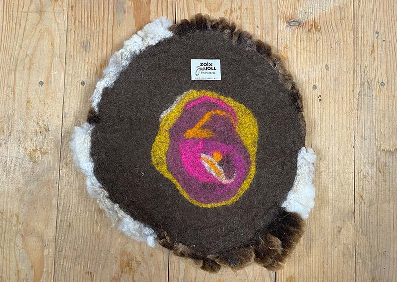 Zwei Schafe. Eine Herde. Ein kleines Wunder aus Graubünden.
Dieses runde, knuffige Sitzfell vereint die warme, braune Wolle eines Bergschafes mit der hellen, sanften Faser eines Spiegelschafes. Gemeinsam erzählen sie ihre Geschichte – von frischer Bündner Bergluft, von Weite, von Zusammenhalt.
Das gefleckte Spiel aus Hell und Braun wirkt wie von der Natur selbst gemalt. Und so fühlt es sich auch an: weich, einladend, herrlich komfortabel. Ein Platz zum Niederlassen. Zum Ankommen. Zum Bleiben.
Ein echtes Stück Herde – für dein Zuhause. Jawoll.