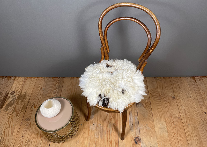 Ein Jakobschaf aus dem Oberemmental – und was für eines.
Das Jakobschaf ist eine alte, ursprüngliche Rasse, bekannt für ihr lebendiges Fleckenmuster und oft sogar für mehrere Hörner. Jedes Tier trägt seine Zeichnung wie ein Unikat – keine zwei Felle sind gleich. Dieses hier zeigt viel leuchtendes Weiss, sanft durchzogen von wenigen schwarzen Tupfern. Wie Schneefelder mit kleinen Schatteninseln.
Rund, weich und wunderbar fluffig schmiegt sich dieses Sitzfell unter dich. Es ist leicht, knuffig und zugleich voller Charakter – ein stiller Blickfang, der Wärme ausstrahlt, ohne laut zu sein.
Ein Stück Oberemmental. Ein bisschen Ursprünglichkeit. Und ganz viel Behaglichkeit. Jawoll.