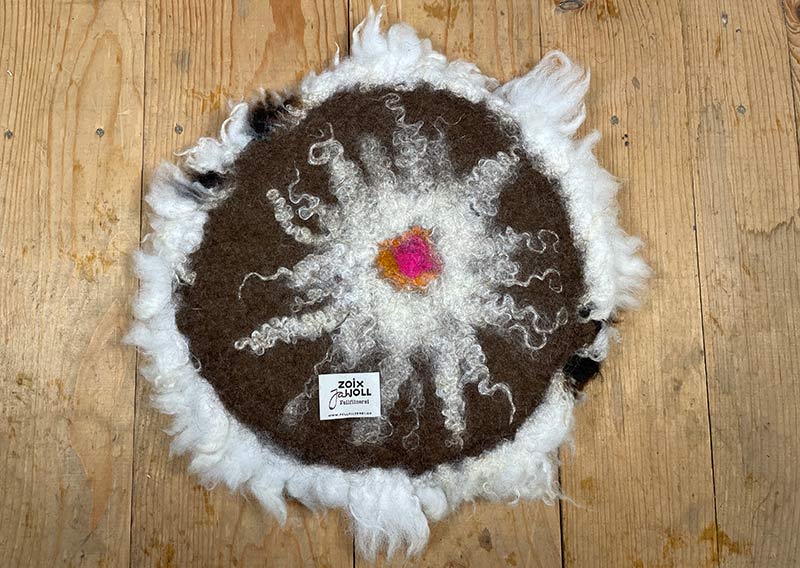 Ein Jakobschaf aus dem Oberemmental – und was für eines.
Das Jakobschaf ist eine alte, ursprüngliche Rasse, bekannt für ihr lebendiges Fleckenmuster und oft sogar für mehrere Hörner. Jedes Tier trägt seine Zeichnung wie ein Unikat – keine zwei Felle sind gleich. Dieses hier zeigt viel leuchtendes Weiss, sanft durchzogen von wenigen schwarzen Tupfern. Wie Schneefelder mit kleinen Schatteninseln.
Rund, weich und wunderbar fluffig schmiegt sich dieses Sitzfell unter dich. Es ist leicht, knuffig und zugleich voller Charakter – ein stiller Blickfang, der Wärme ausstrahlt, ohne laut zu sein.
Ein Stück Oberemmental. Ein bisschen Ursprünglichkeit. Und ganz viel Behaglichkeit. Jawoll.