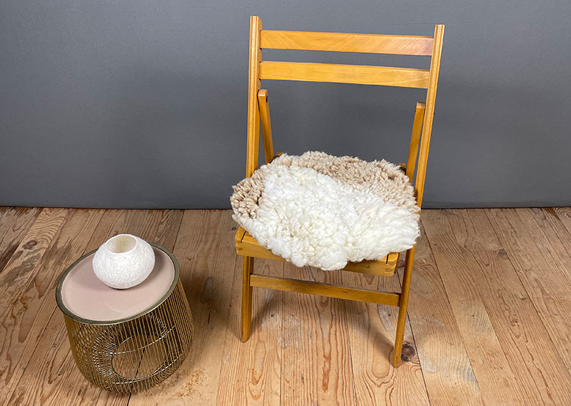 Aus Graubünden – und diesmal in Milchkaffee mit Milchschaum.
Dieses runde Sitzfell vom Spiegelschaf schimmert in zartem Cappuccino-Ton: helles Braun trifft auf Weiss, gefleckt – und doch so harmonisch, als hätte jemand mit Milchschaum ganz sanft darübergezogen. Warm und weich liegt es da. Einladend. Bereit für gemütliche Stunden.
Die Wolle ist angenehm kompakt und zugleich formstabil – komfortabel zum Sitzen, aber genauso schön zum Anschauen. Ein kleines Stück Bündner Herde, das Ruhe ausstrahlt und ein bisschen Kaffeepause ins Zuhause bringt.
Für Kaffeeliebhaber. Für Geniesser. Für alle, die es weich mögen.
Jawoll.