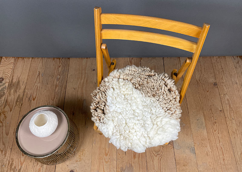 Aus Graubünden – und diesmal in Milchkaffee mit Milchschaum.
Dieses runde Sitzfell vom Spiegelschaf schimmert in zartem Cappuccino-Ton: helles Braun trifft auf Weiss, gefleckt – und doch so harmonisch, als hätte jemand mit Milchschaum ganz sanft darübergezogen. Warm und weich liegt es da. Einladend. Bereit für gemütliche Stunden.
Die Wolle ist angenehm kompakt und zugleich formstabil – komfortabel zum Sitzen, aber genauso schön zum Anschauen. Ein kleines Stück Bündner Herde, das Ruhe ausstrahlt und ein bisschen Kaffeepause ins Zuhause bringt.
Für Kaffeeliebhaber. Für Geniesser. Für alle, die es weich mögen.
Jawoll.