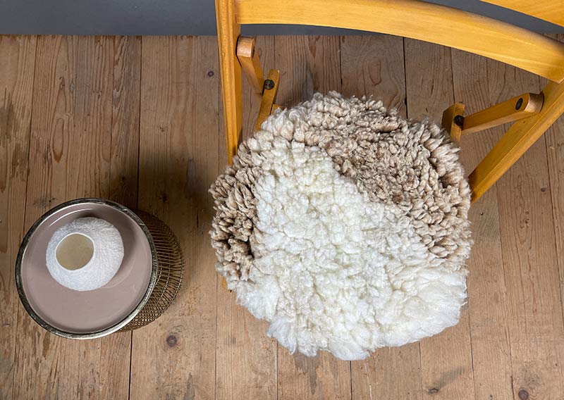 Aus Graubünden – und diesmal in Milchkaffee mit Milchschaum.
Dieses runde Sitzfell vom Spiegelschaf schimmert in zartem Cappuccino-Ton: helles Braun trifft auf Weiss, gefleckt – und doch so harmonisch, als hätte jemand mit Milchschaum ganz sanft darübergezogen. Warm und weich liegt es da. Einladend. Bereit für gemütliche Stunden.
Die Wolle ist angenehm kompakt und zugleich formstabil – komfortabel zum Sitzen, aber genauso schön zum Anschauen. Ein kleines Stück Bündner Herde, das Ruhe ausstrahlt und ein bisschen Kaffeepause ins Zuhause bringt.
Für Kaffeeliebhaber. Für Geniesser. Für alle, die es weich mögen.
Jawoll.