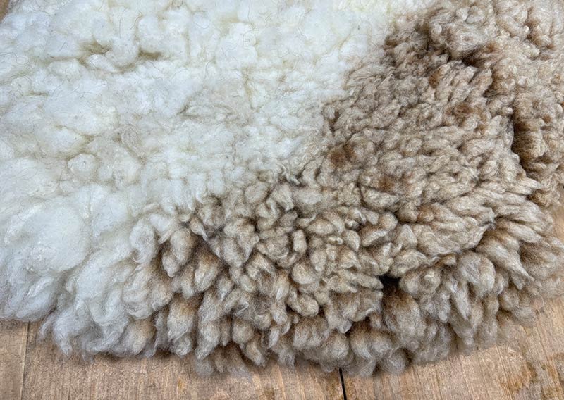 Aus Graubünden – und diesmal in Milchkaffee mit Milchschaum.
Dieses runde Sitzfell vom Spiegelschaf schimmert in zartem Cappuccino-Ton: helles Braun trifft auf Weiss, gefleckt – und doch so harmonisch, als hätte jemand mit Milchschaum ganz sanft darübergezogen. Warm und weich liegt es da. Einladend. Bereit für gemütliche Stunden.
Die Wolle ist angenehm kompakt und zugleich formstabil – komfortabel zum Sitzen, aber genauso schön zum Anschauen. Ein kleines Stück Bündner Herde, das Ruhe ausstrahlt und ein bisschen Kaffeepause ins Zuhause bringt.
Für Kaffeeliebhaber. Für Geniesser. Für alle, die es weich mögen.
Jawoll.